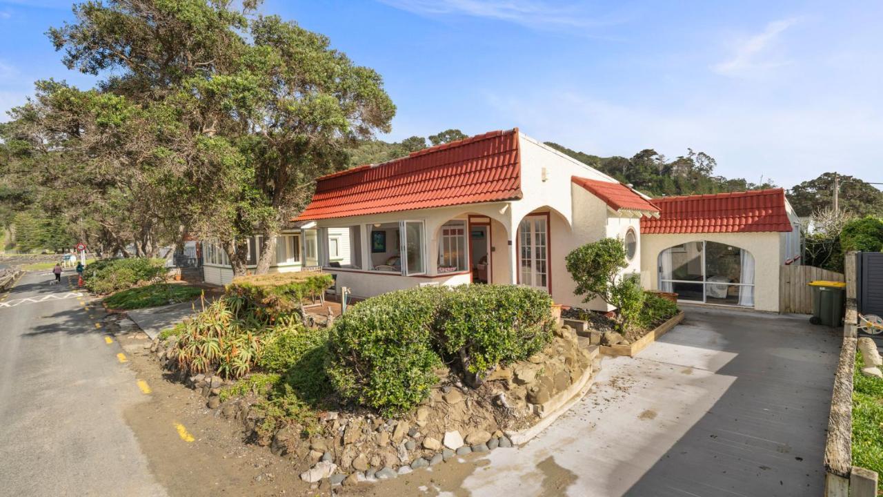 Beachside Bliss - Waiwera Beachfront Holiday Home Orewa Exterior foto